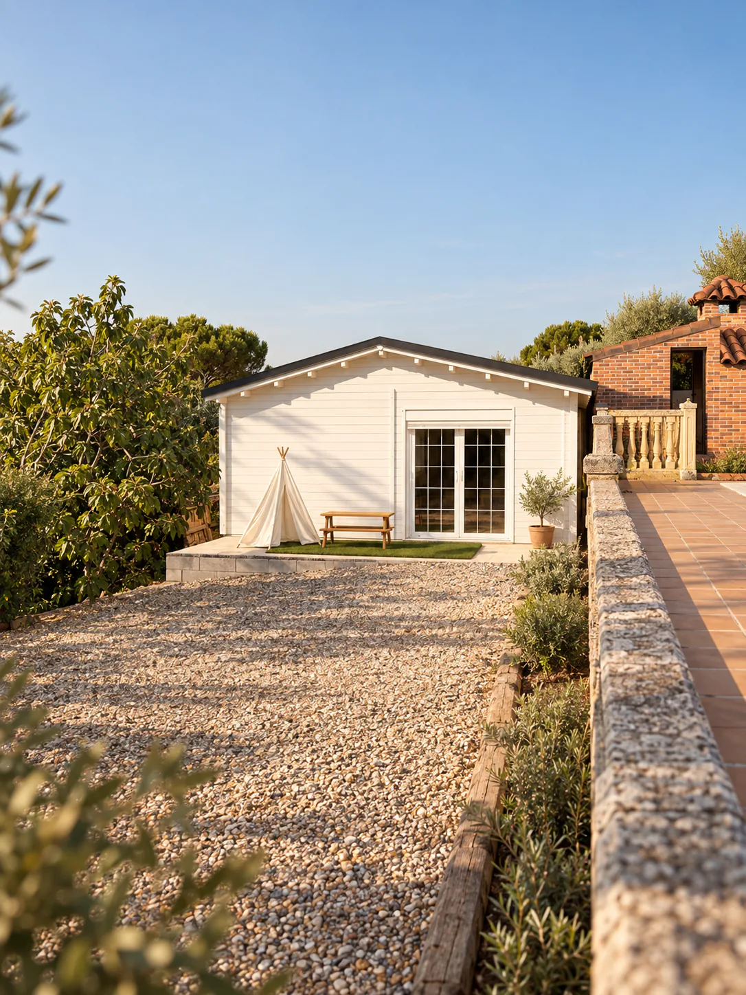 Exterior del estudio de fotografía Isaloclick en Campodón, Villaviciosa de Odón: cabaña blanca con tipi y jardín
