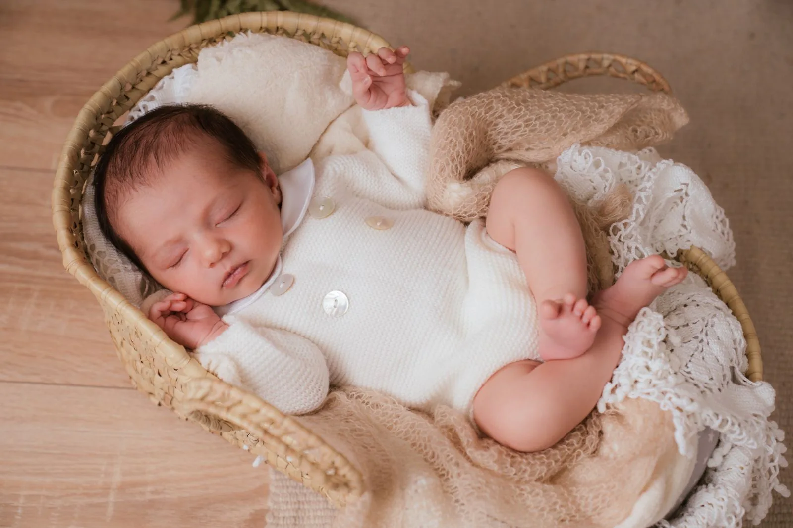 Sesión newborn en estudio: recién nacido dormido en cesta de mimbre, fotografía de Isaloclick en Villaviciosa de Odón